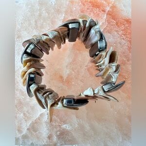 Bracelet Natural Shell And Hematite Stretch OS Mother Of Ocean Pearl 1918 R